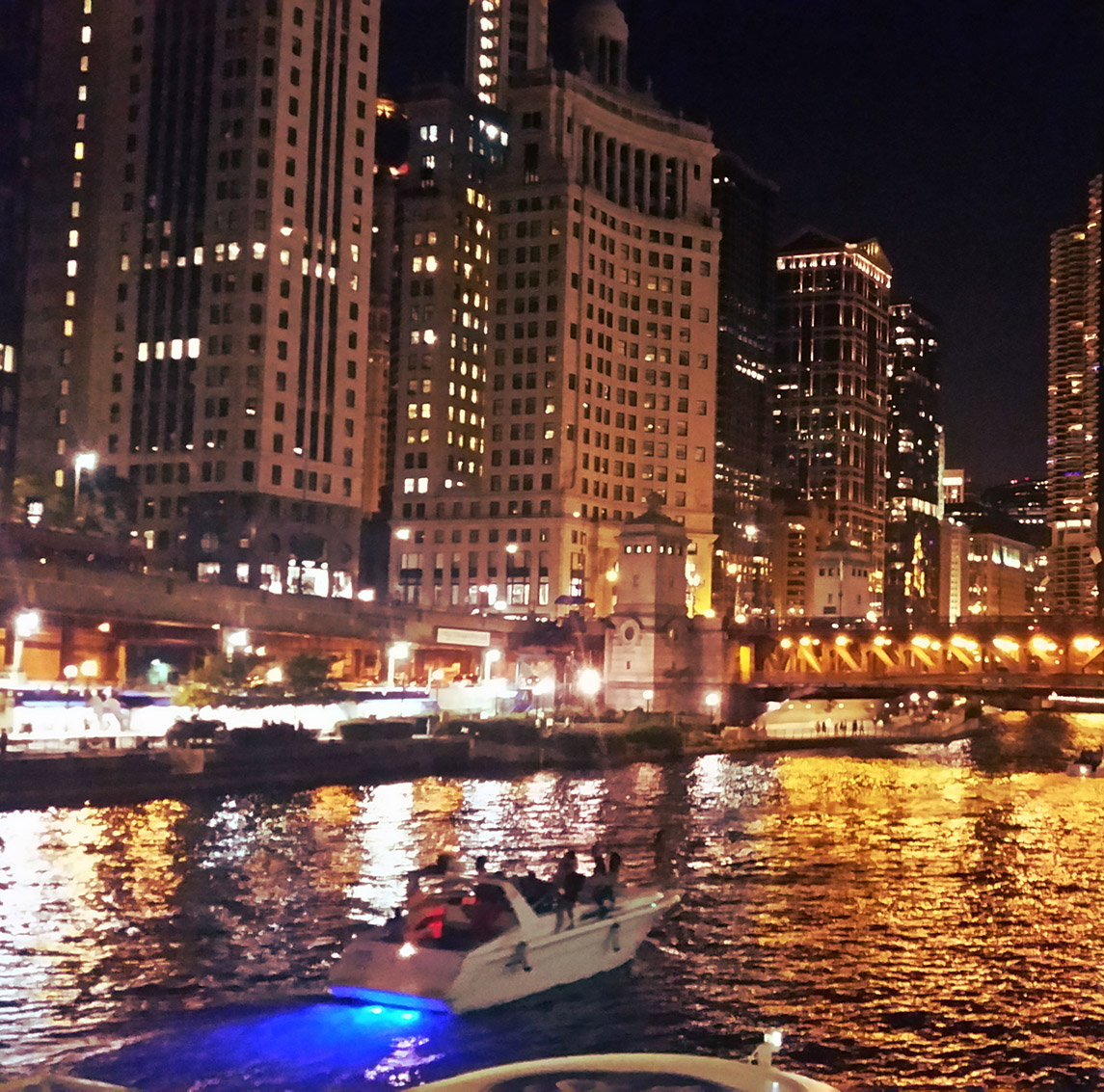 Walk Along the Chicago River: Best Photo Angles and Cruise Experience Recommendations